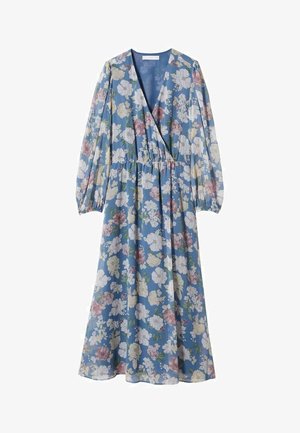 Mujer con vestido azul con flores rosas, blancas y verdes, mangas largas abullonadas y escote en V con cintura fruncida.