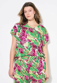 Top a maniche corte in tessuto leggero con un vivace motivo di foglie tropicali in verde, rosa e bianco, dalla vestibilità rilassata e scollo a V.