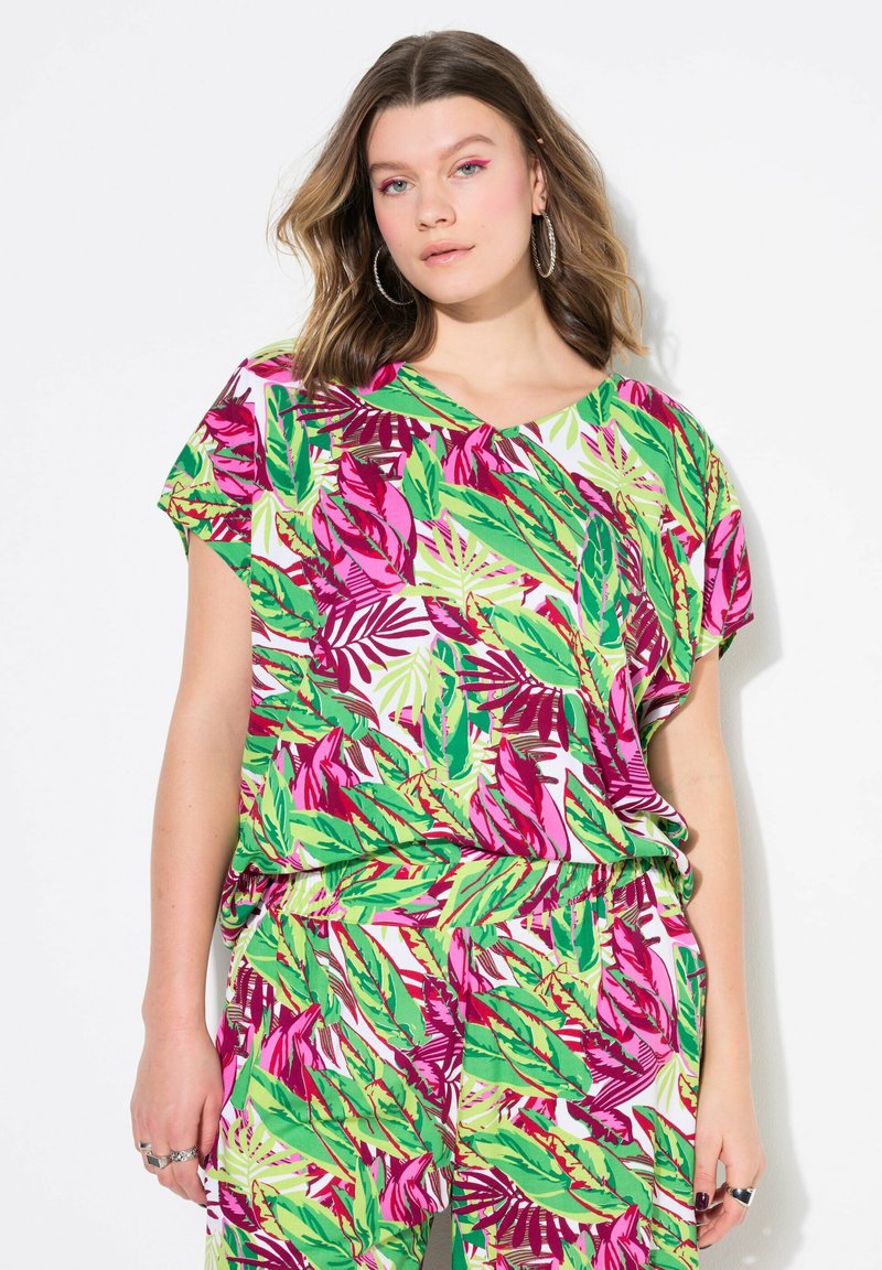 Top a maniche corte in tessuto leggero con un vivace motivo di foglie tropicali in verde, rosa e bianco, dalla vestibilità rilassata e scollo a V.