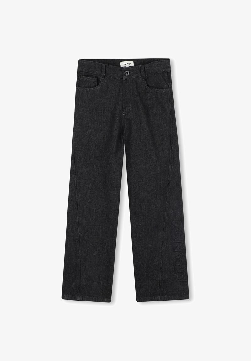 Pantalon en denim noir avec une coupe droite, présentant des poches avant et un logo embossé subtil sur le côté. Tissu texturé.