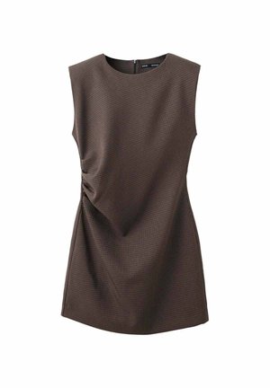 Vestido sin mangas a cuadros marrón oscuro con ligero fruncido lateral y escote redondo, mostrado sobre un fondo blanco.