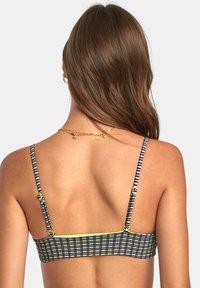 Top de bikini a rayas con líneas multicolores en púrpura, azul y verde. Tirantes con herrajes ajustables; tejido texturizado.