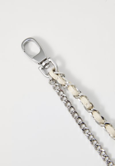 Clasp metalic cu un finisaj lucios argintiu, atașat la un cordon împletit de culoare crem și o lanț metalic, având inele de dimensiuni variate.