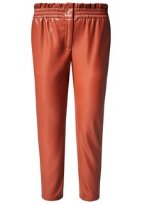 Röda fusk läderbyxor med elastisk midja, med en frontdragkedja och tapered leg-design. Slät, glänsande yta genom hela plagget.
