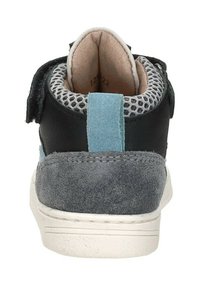 Zwarte stoffen sneaker met grijs suedine hiel, blauwe accenttab en mesh voering. Heeft een witte rubberen zool. Achteraanzicht, toont de interne padding.