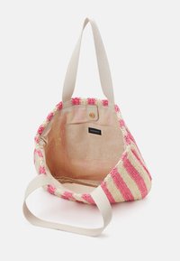 Sac fourre-tout ouvert rayé rose et crème avec doublure en tissu beige, poche intérieure, fermeture pression magnétique et deux poignées beiges.