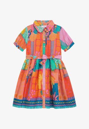 Buntes Kleid mit kurzen Ärmeln, das eine Vielzahl lebhafter Muster zeigt, darunter Vögel und Ananas, mit einem passenden Bindegürtel als Detail.