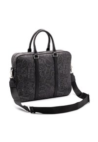 Zwarte laptoptas met een textuurovervlak, voorzien van een patroon van reisstempels. Inclusief dubbele handvatten en een afneembare schouderriem.