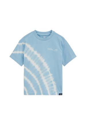 Lyseblå T-shirt med korte ærmer med hvid tie-dye spiral mønster og lille hvid tekst på venstre bryst.