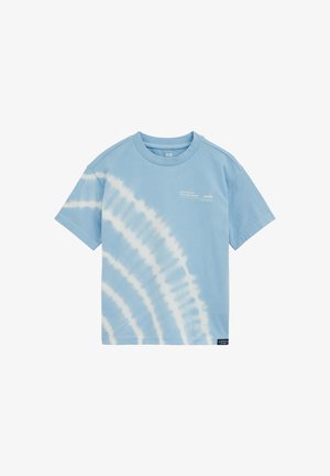 Svijetloplava majica kratkih rukava s bijelim spiralnim tie-dye uzorkom i malim bijelim tekstom na lijevoj strani prsa.