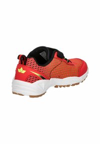 Roter und schwarzer Sportschuh mit Mesh-Obermaterial, weißer Gummisohle und Gummiaußensohle. Verfügt über grüne Akzente und eine strukturierte Fersenkappe.