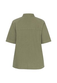 Chemise vert olive à manches courtes avec un ourlet droit et des coutures visibles sur le haut du dos et les manches.