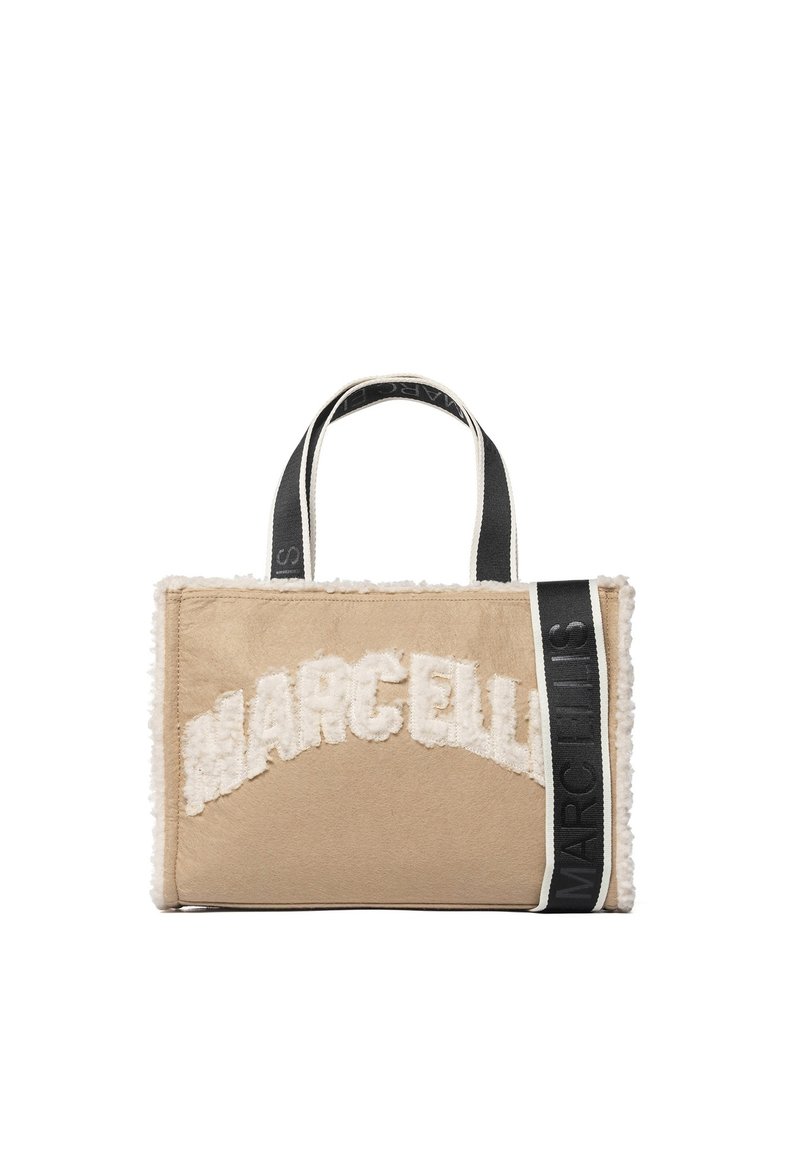 Beige handtas met schapenvachttextuur, met "MARCELLS" in wit reliëfletters en een zwarte band met merknaam. Rechthoekige vorm.