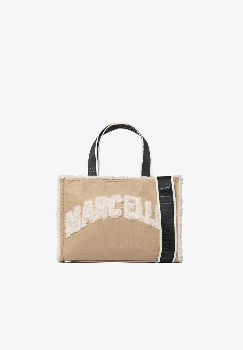 Beige handtas met schapenvachttextuur, met "MARCELLS" in wit reliëfletters en een zwarte band met merknaam. Rechthoekige vorm.