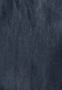 Tessuto blu scuro con una trama testurizzata, caratterizzato da un motivo sottile e una leggera lucentezza. Il materiale appare resistente e stretto.
