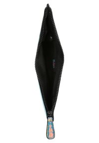 Pochette zippée noire avec des garnitures turquoise, présentant un extérieur texturé, une doublure intérieure lisse et une languette décorative de couleur contrastante.