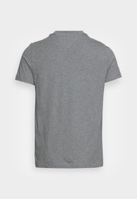Camiseta gris de manga corta con cuello redondo. Fabricada con un tejido suave y liso. Diseño simple sin patrones ni acentos. Se muestra vista trasera.