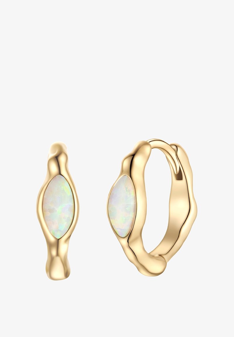 Arany fülbevalók organikus formatervezéssel, ovális opálbetéttel, amely irizáló színeket tükröz, sima felülettel és fényes befejezéssel.