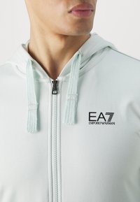 EA7 Emporio Armani Mikina so zipsom - ghiaccio