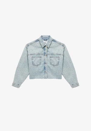 Lyseblå denim cropped jakke med knaplukning, to brystlommer og en slidset kant. Har perforeret detaljer gennem stoffet.