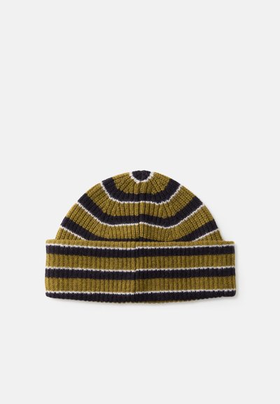 Gorros de malha com riscas alternadas em verde oliva, castanho escuro e branco. Topo arredondado com textura canelada e dobra na bainha.