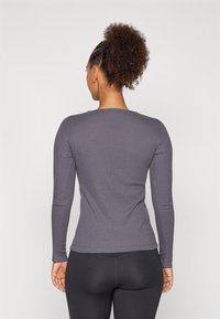 Yogasearcher MAUNA - Pikkade varrukatega topp - carbon