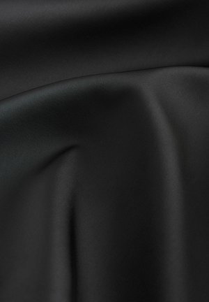 Juoda medžiaga su glotniu, matinio paviršiaus tekstūra, kurioje matyti minkšti klostės ir subtilūs raukšlėjimai, demonstruojanti vientisą spalvą be raštų ar papuošimų.