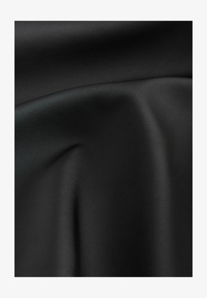 Juoda medžiaga su glotniu, matinio paviršiaus tekstūra, kurioje matyti minkšti klostės ir subtilūs raukšlėjimai, demonstruojanti vientisą spalvą be raštų ar papuošimų.