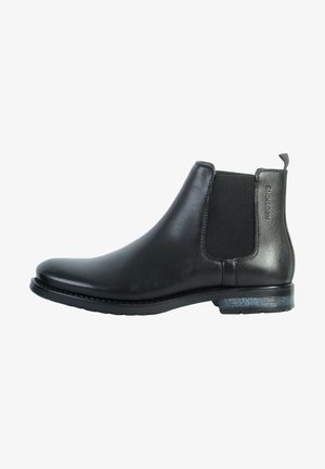 Boot chelsea en cuir noir avec des panneaux élastiques sur les côtés, bout arrondi et semelle texturée. Présente un logo discret au talon.
