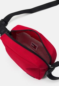 Tommy Jeans DAILY CROSSOVER - Soma ar siksnu pāri ķermenim - medium red