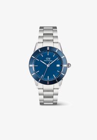 Reloj de acero inoxidable plateado con un dial azul, marcadores de hora plateados, una ventana de fecha a las 3 en punto y una correa de pulsera pulida.