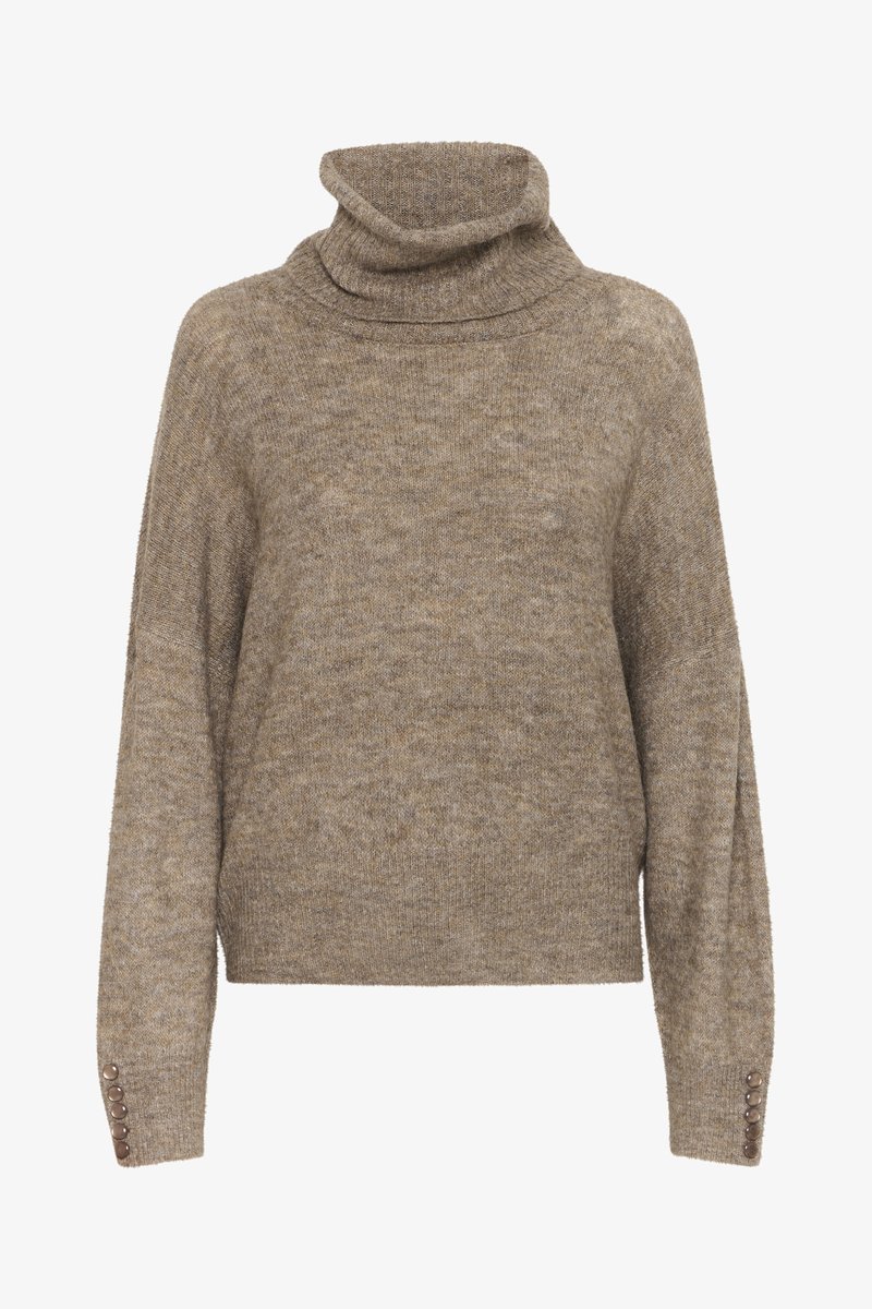 Beige Rollkragenpullover mit lockerer Passform, strukturiertem Strick und Knopfdetails an den Bündchen. Weiches Material und warme Farbe.