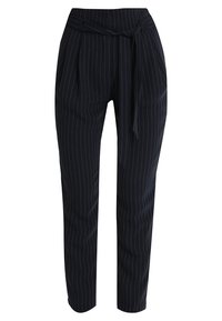 Pantalons bleu marine à rayures fines avec une coupe ajustée. Comprend une taille avec passants de ceinture et une ceinture en tissu assorti. Les plis ajustés ajoutent du volume.