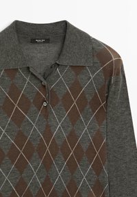 Pull polo à manches longues en argyle gris et marron avec col et boutons de Massimo Dutti.
