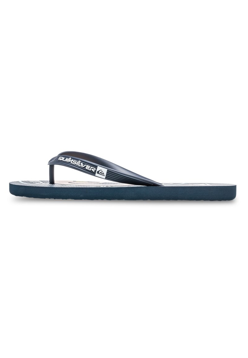 Chancla navy con suela de goma texturizada, una tira delgada y un logo blanco en la tira superior; diseño minimalista y construcción ligera.