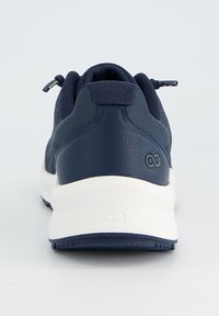 Navyblauer Sneaker mit strukturiertem Synthetik-Obermaterial, gepolstertem Kragen und weißer Sohle. Verfügt über ein minimales Branding an der Ferse für ein schlankes Design.