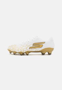 Crampone de football blancs avec un motif doré craquelé, présentant une tige texturée, des accents dorés et des crampons noirs pour l'adhérence.