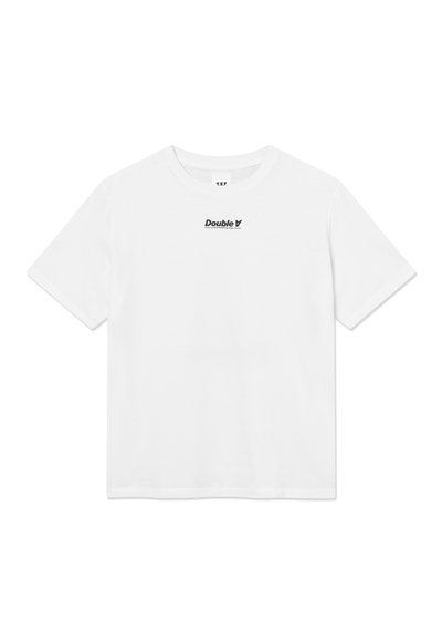Λευκό T-shirt με κοντά μανίκια και στρογγυλή λαιμόκοψη, με μικρό μαύρο λογότυπο "Double A" στο κέντρο κοντά στη λαιμόκοψη.