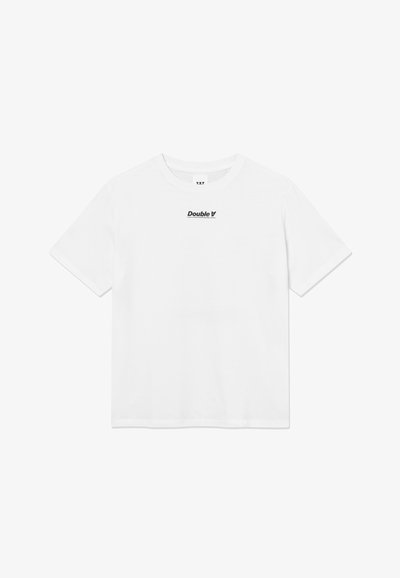 Λευκό T-shirt με κοντά μανίκια και στρογγυλή λαιμόκοψη, με μικρό μαύρο λογότυπο "Double A" στο κέντρο κοντά στη λαιμόκοψη.