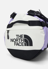 The North Face BASE CAMP DUFFEL S UNISEX - Kelioninis krepšys - optic violet/astro lime/white dune