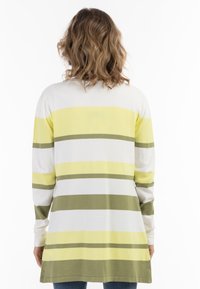 Camiseta de punto de manga larga con rayas horizontales en amarillo, blanco y verde oliva. Tejido suave con un ajuste relajado y dobladillo alargado.
