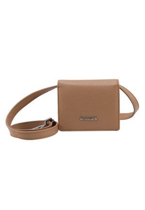 Borsa a tracolla in pelle marrone chiaro con superficie texturizzata, forma rettangolare e logo argentato. Presenta una tracolla regolabile e una chiusura con zip.