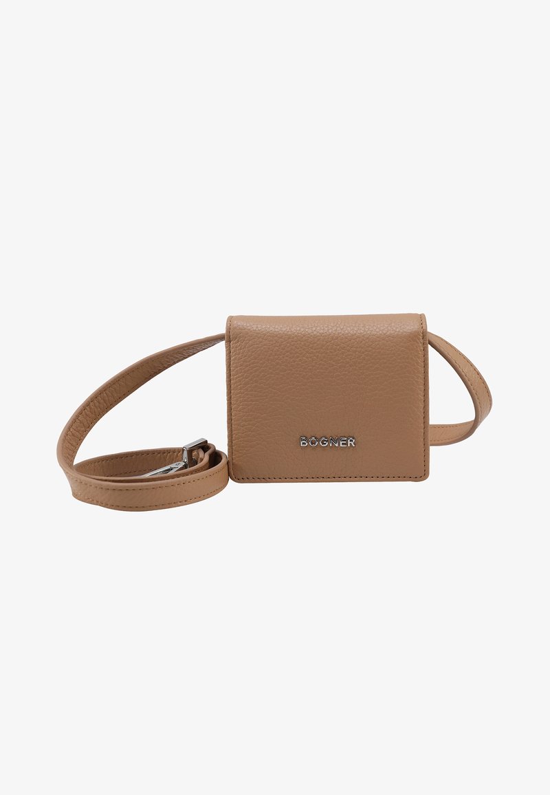 Tan läder crossbody-väska med texturerad yta, rektangulär form och en silverlogotyp. Har en justerbar rem och dragkedjestängning.