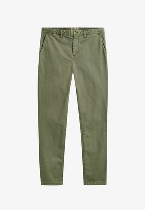 Pantaloni chino dritti color verde oliva con tasche laterali, passanti per cintura e chiusura con bottone in vita, distesi su sfondo bianco.
