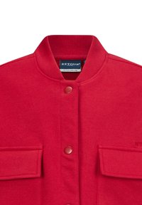 Rode casual jas met een geribde kraag en drukknoopjes, voorzien van een voorzak en een zachte stofstructuur. Merklabel zichtbaar aan de binnenkant.