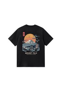 Černé tričko s barevným motivem hory Fuji, oranžovým sluncem, ptáky, tradičními budovami a textem "Mount Fuji Kaotiko Society Est. 1999."
