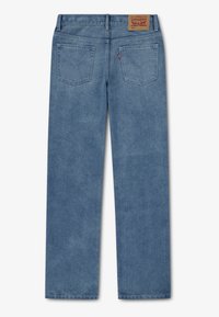 Μπλε τζιν παντελόνια από τζιν με ευθεία γραμμή, διαθέτουν δύο πίσω τσέπες και δερμάτινο ετικέτα της μάρκας στην μέση. Λείο ύφασμα.