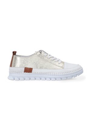 Metallisch goldene Sneakers mit weißen Gummisohlen, die eine glatte Textur und einen braunen Absatzakzent aufweisen. Schnürsenkel und Zehenkappe in weiß.