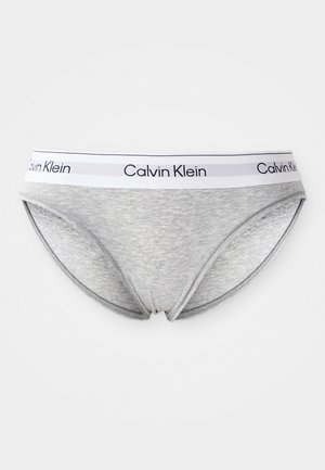Lichtgrijze hipster onderbroek voor vrouwen met een witte elastische tailleband die herhaaldelijk het "Calvin Klein" logo in zwart weergeeft.