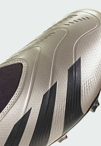 adidas Performance PREDATOR LEAGUE LACELESS FG - Scarpe da calcio per terreni duri - platinum metallic   aurora black   turbo